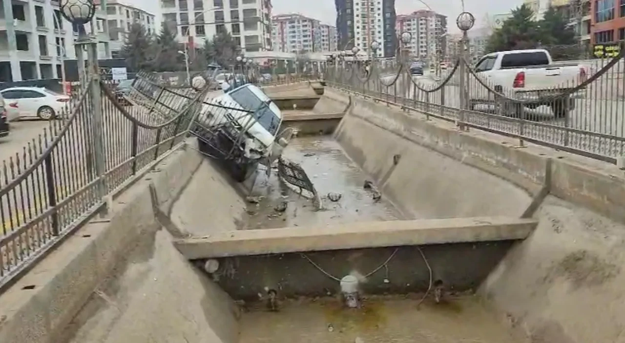 Kontrolden çıkan pikap sulama kanalına uçtu! Vatandaşlar paniğe kapıldı