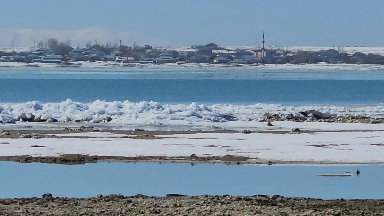 'Kuş cenneti'nde muhteşem manzara: Sahilde metrelerce buz yığını oluştu