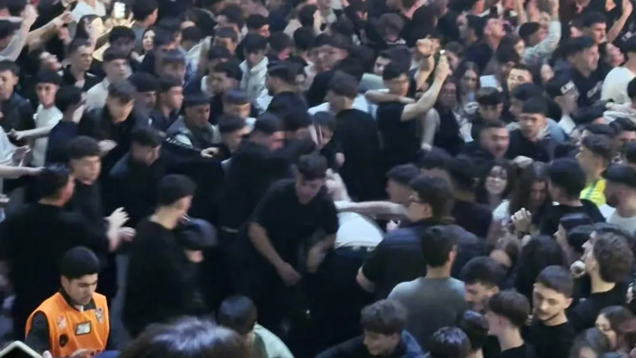 Lvbel C5 konserinde tekme tokat birbirlerine girdiler! O anlar kamerada