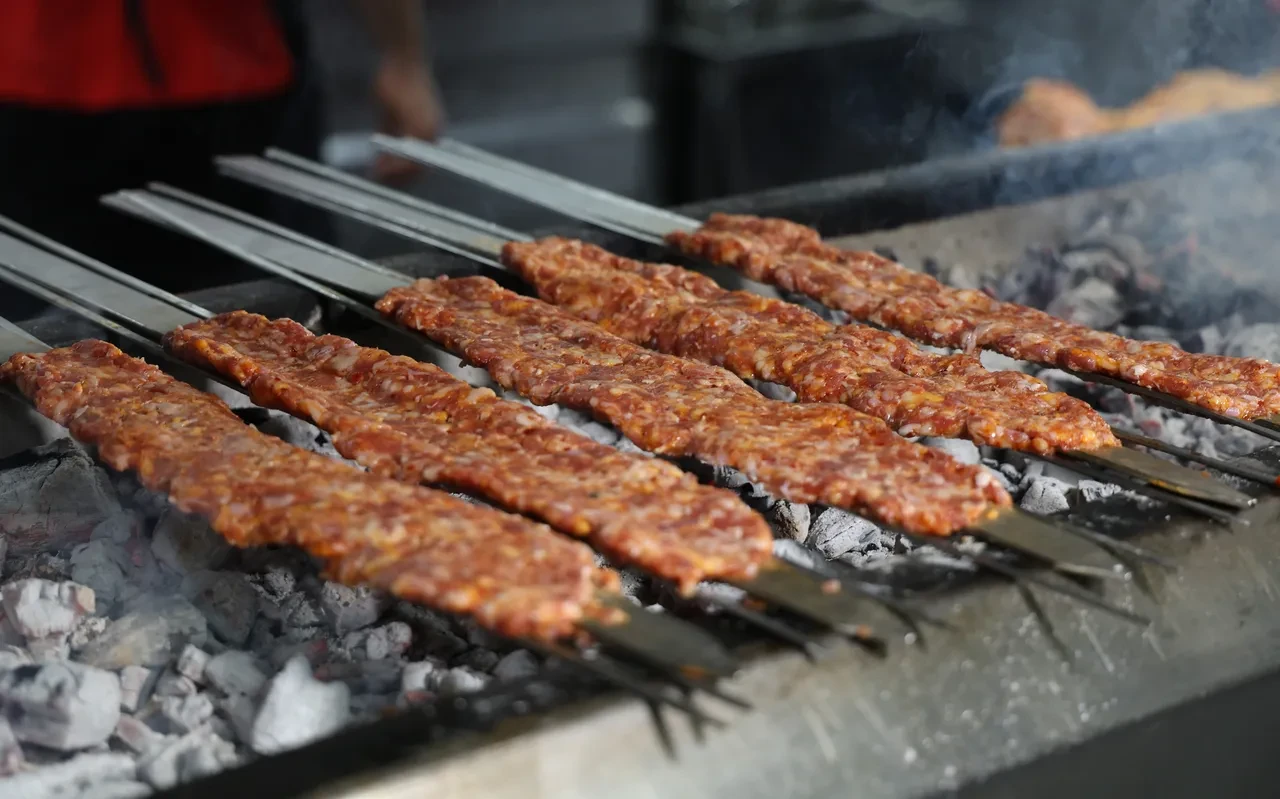 Önce gözü sonra mideyi dolduruyor! Adana'da restoranlar Ramazan için hazır 