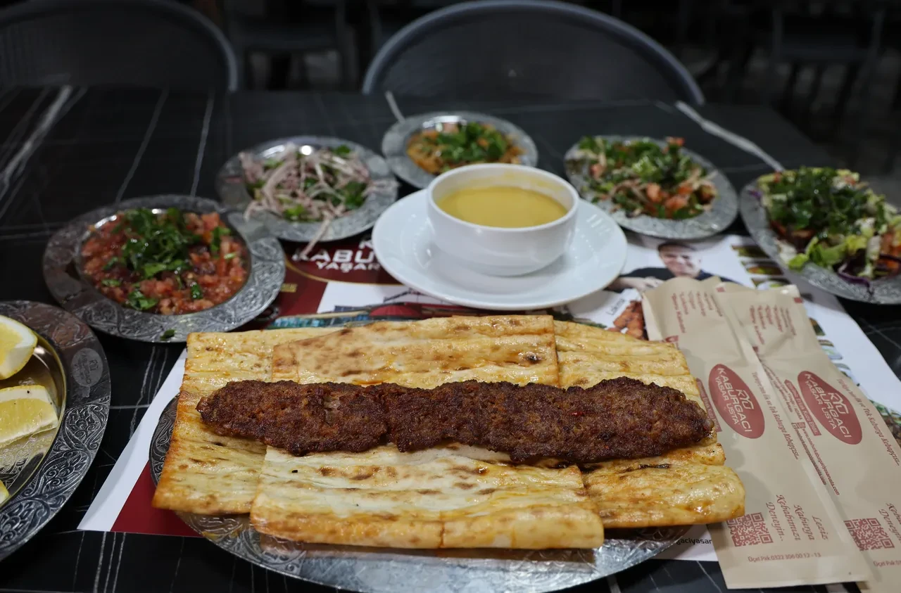 Önce gözü sonra mideyi dolduruyor! Adana'da restoranlar Ramazan için hazır 