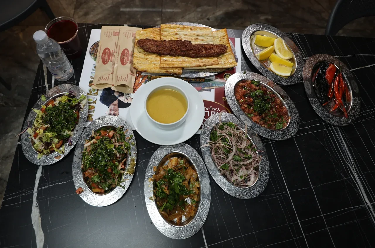 Önce gözü sonra mideyi dolduruyor! Adana'da restoranlar Ramazan için hazır 