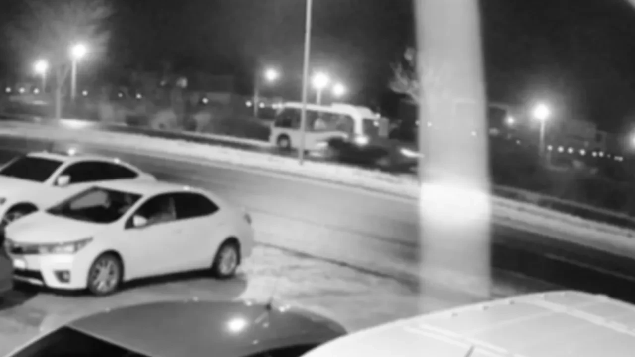 Otomobilin midibüse çarptığı kaza anı kamerada