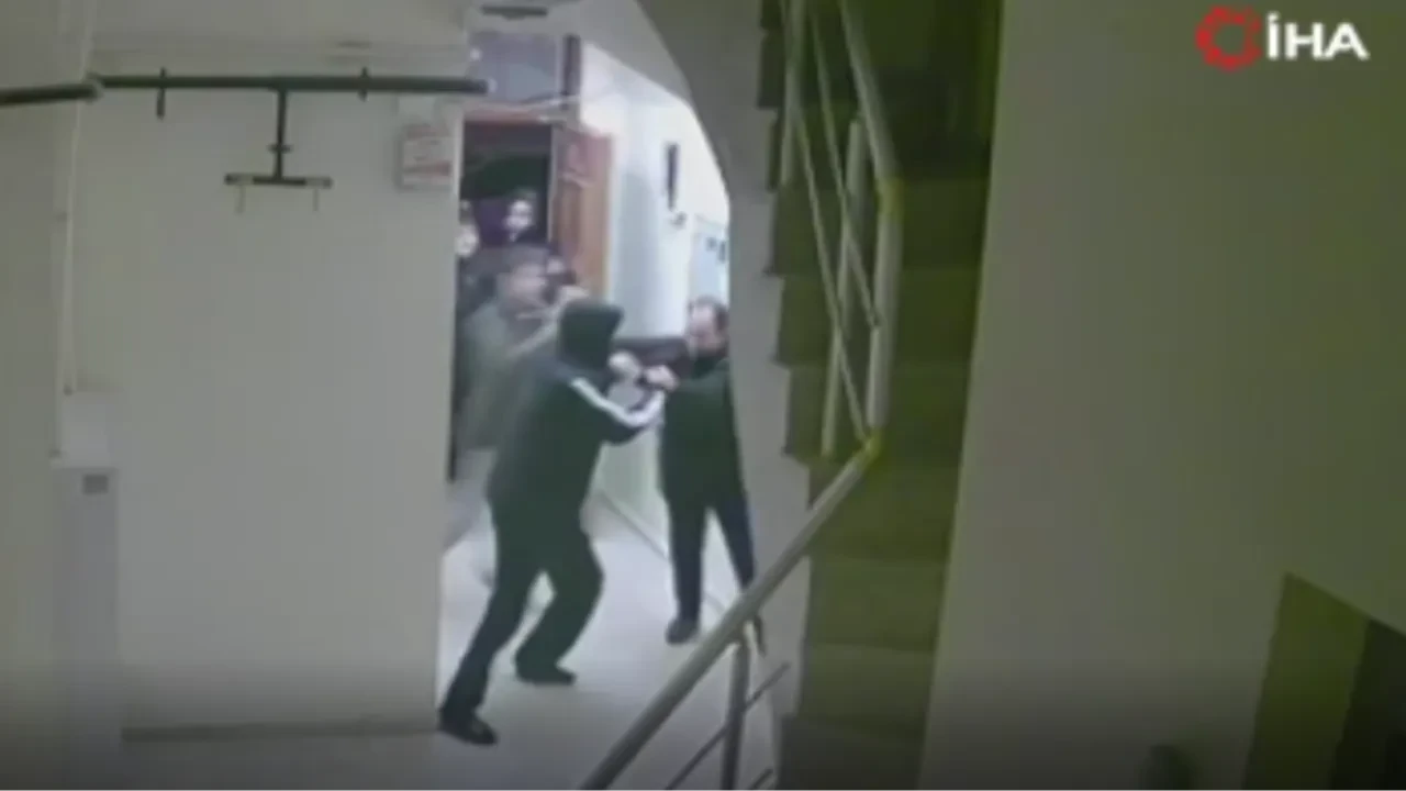 Şehir eşkıyaları yol kesti! Yaşları küçük saldırganlar şehrin ortasında yaşlı adamı darbetti