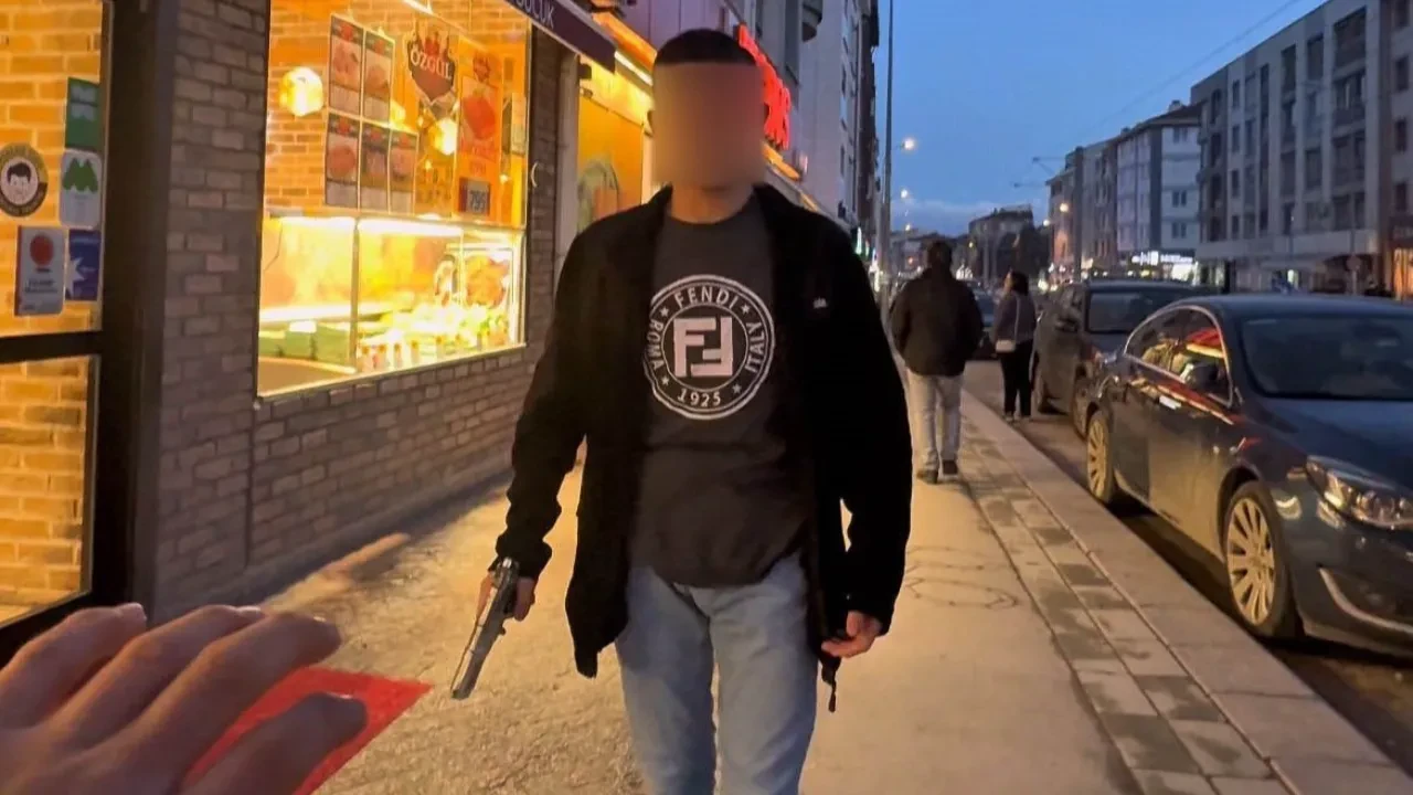 Silah şakası pahalıya patladı! Sokak fotoğrafçısını korkutan şaşa para cezası