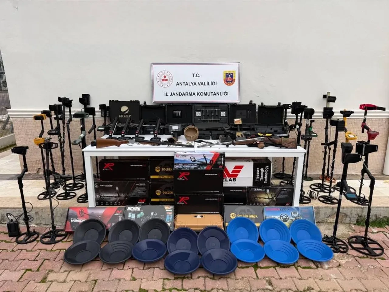 Tarihi eser operasyonu! Ele geçirilenlerin değeri dudak uçuklattı