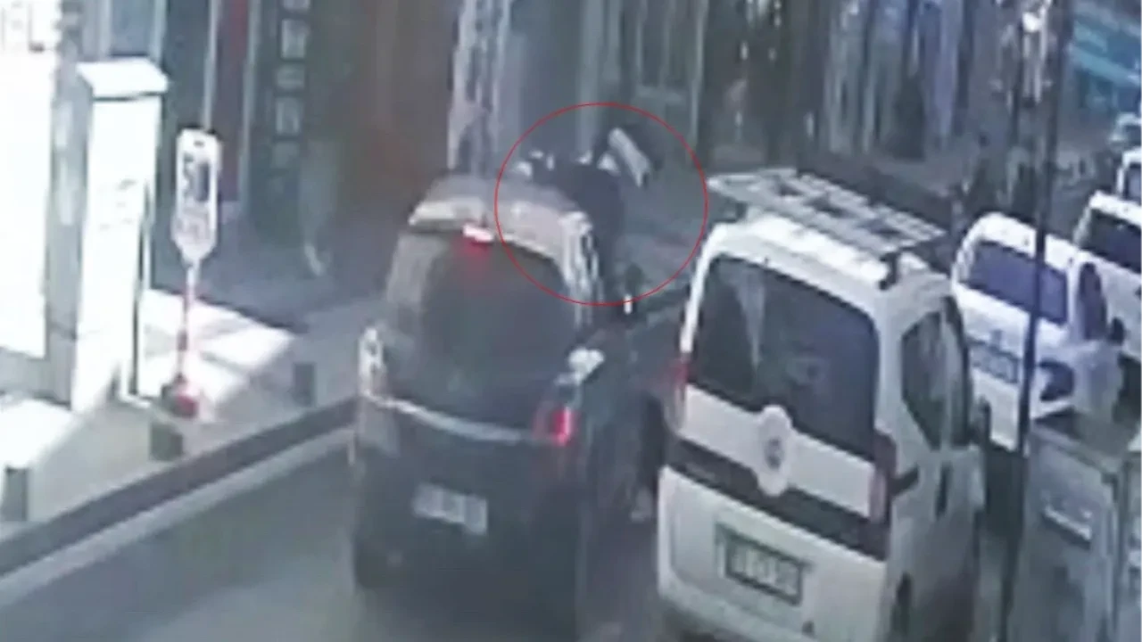 Ters yönden caddeye giren otomobil motosiklet ile çarpıştı! Kaza anı kamerada 