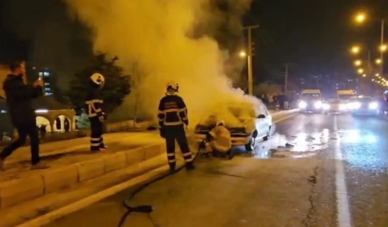 Trafikte panik! Seyir halindeki otomobil alevlere teslim oldu