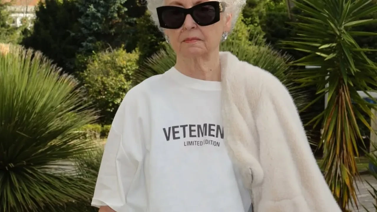 Ütü Yanığı baskılı gömlek sosyal medyada gündem oldu! Fiyatı dudak uçuklatıyor