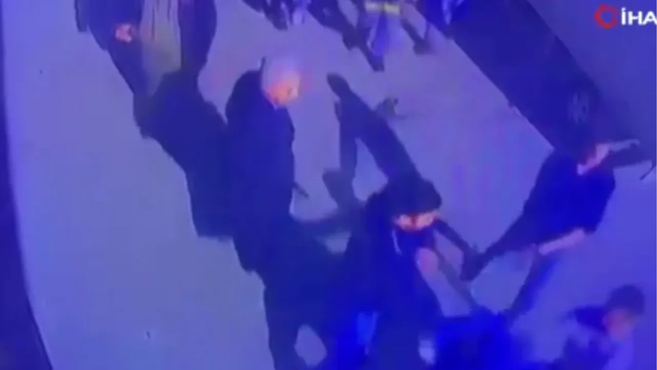 Yol verme kavgasında sürücüler birbirine girdi! 