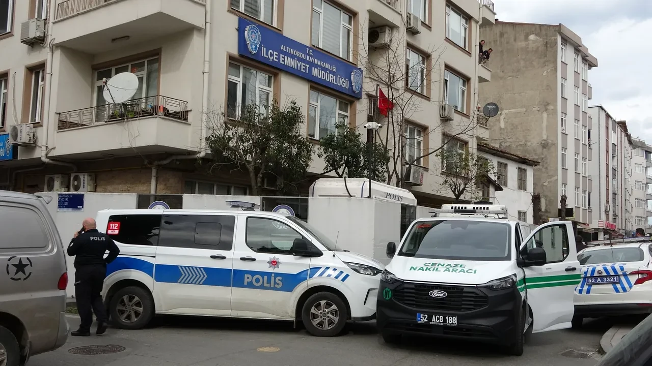 Aile tartışması faciayla bitti! Uzaklaştırma kararı olan koca, polisin silahıyla intihar etti