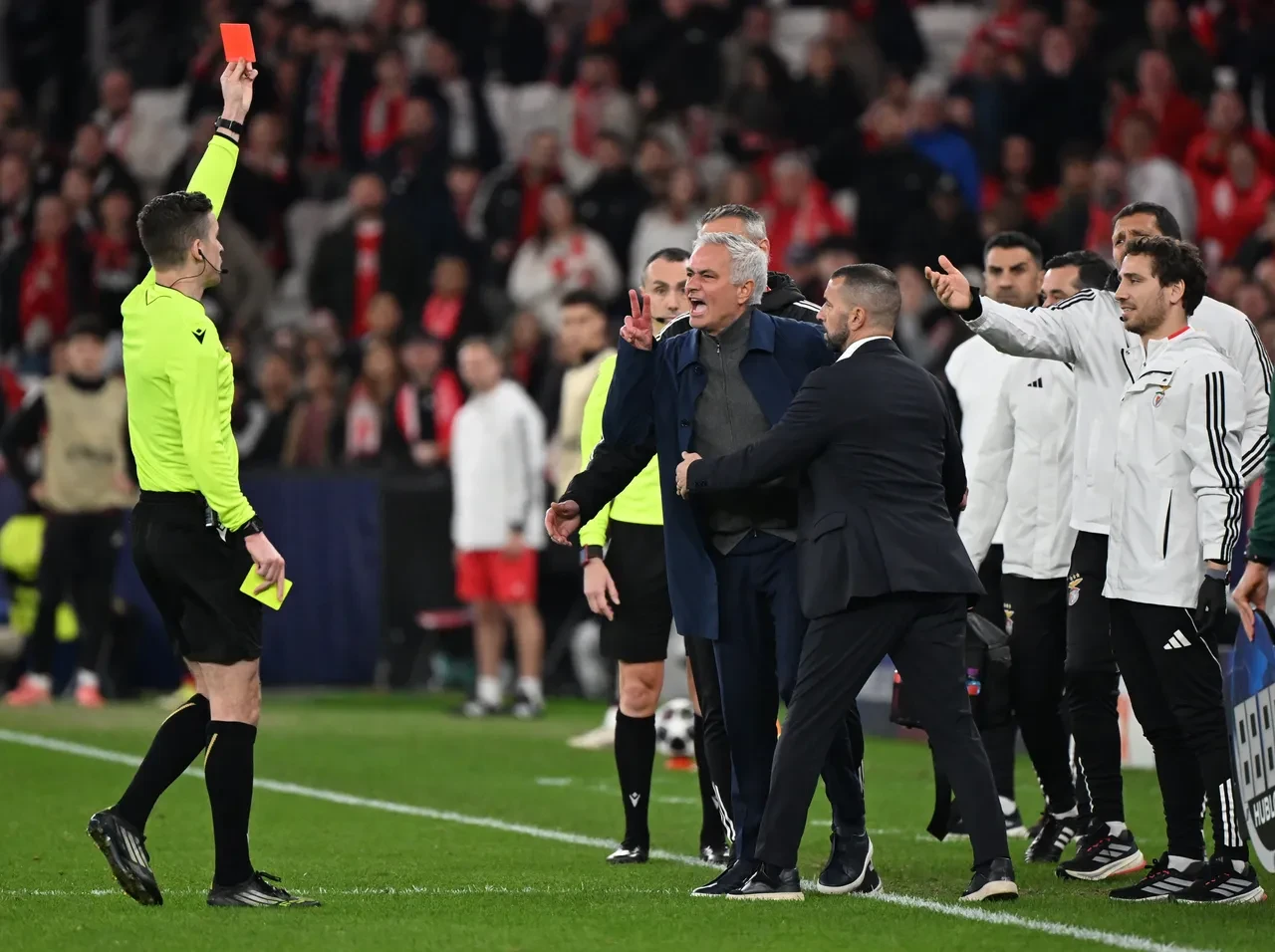 Benfica-Real Madrid maçında ırkçılık skandalı! Vinicius Junior sahayı terk etti, maç 10 dakika durdu