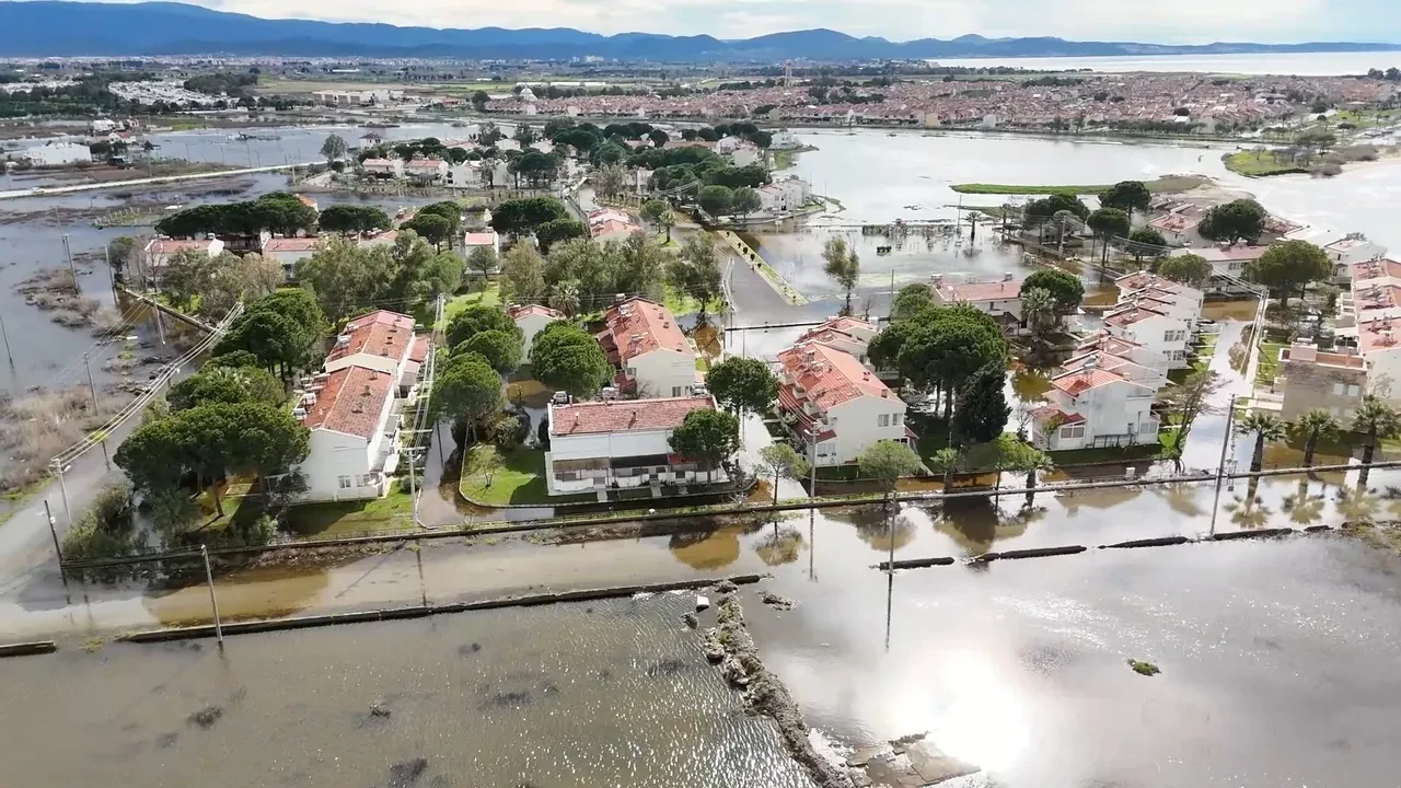 Burhaniye sular altında kaldı, sokaklar 'Venedik'e döndü!