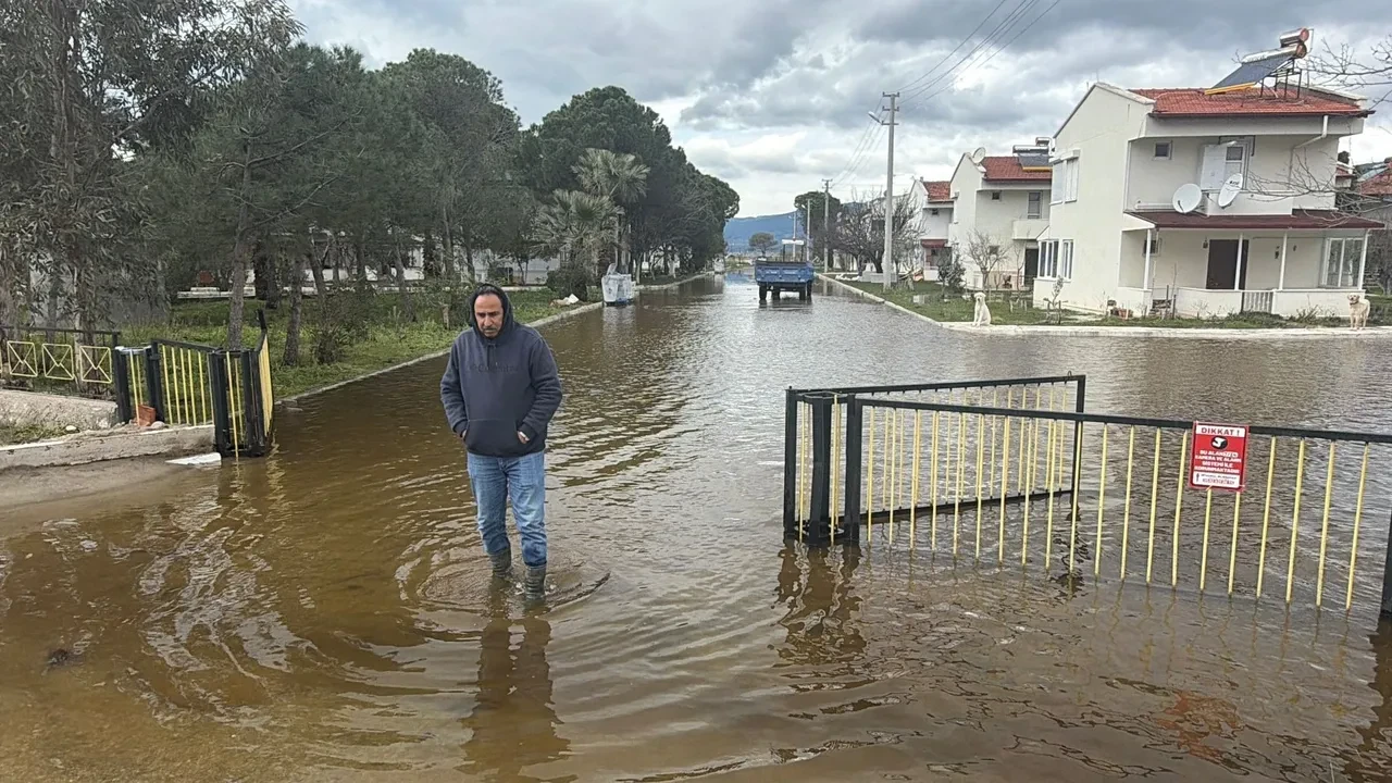 Burhaniye sular altında kaldı, sokaklar 'Venedik'e döndü!