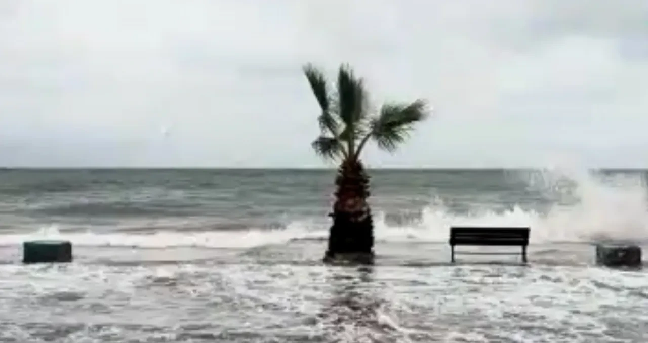 Denizle karayolu birleşti, mahalle sular altında kaldı! Vatandaşlar isyan etti