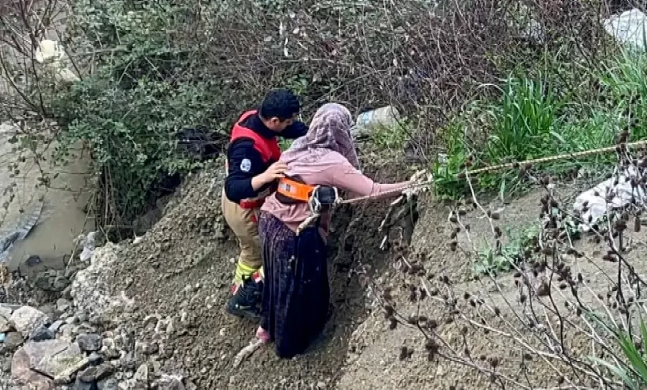 Dere yatağına düşen oğlağı kurtarmak isterken kendi mahsur kaldı! Görenler telefona sarıldı