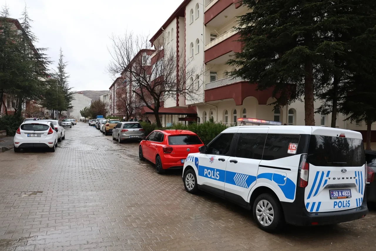 Eşini bıçaklayan koca kaza yapınca yakayı ele verdi