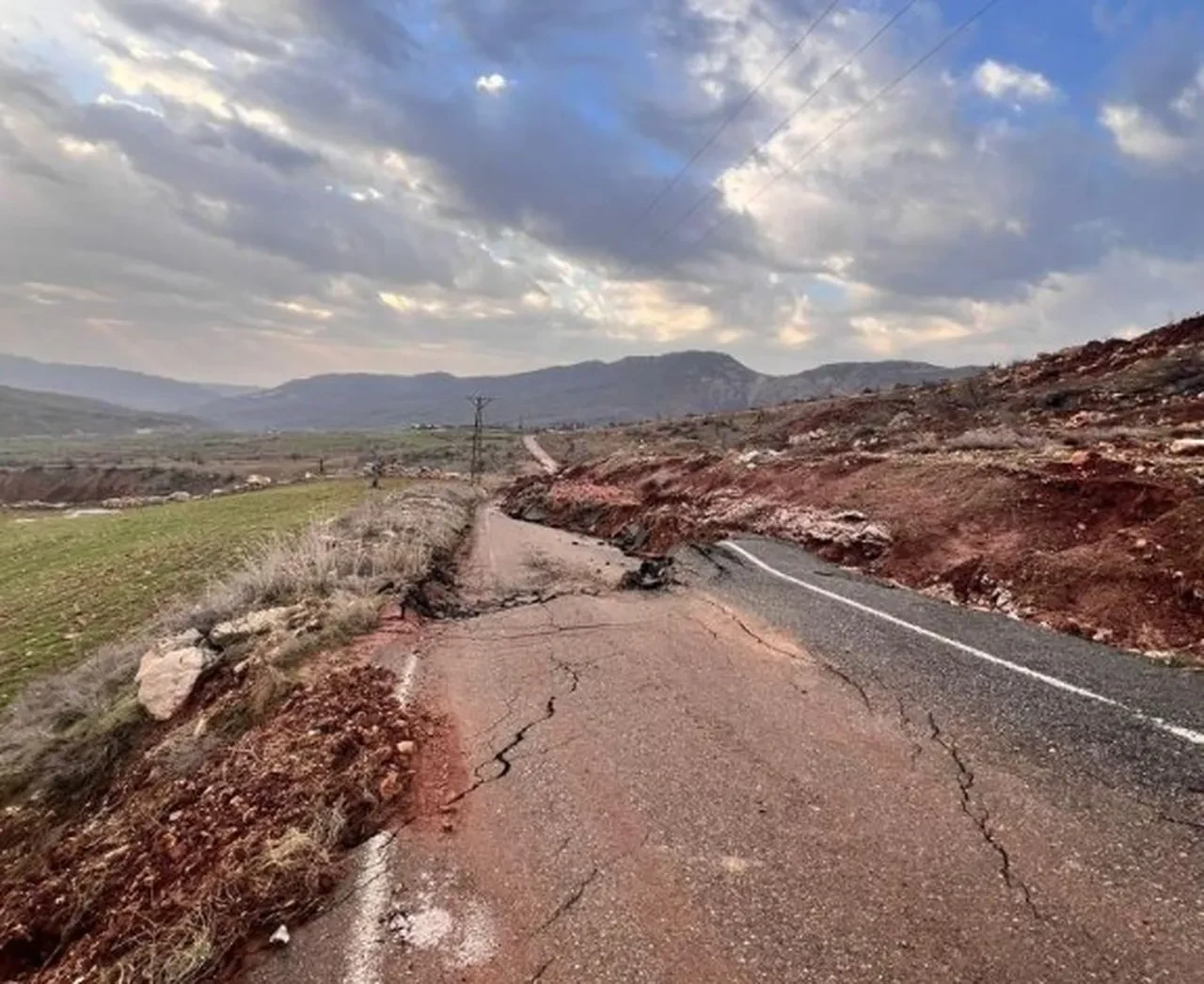 Facianın eşiğinden dönüldü! Yol çöktü, ulaşım durdu