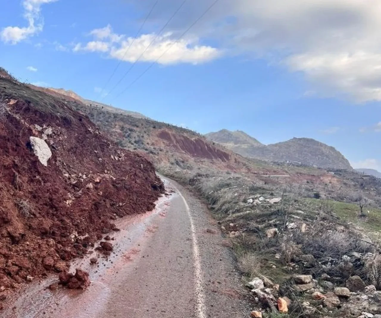 Facianın eşiğinden dönüldü! Yol çöktü, ulaşım durdu