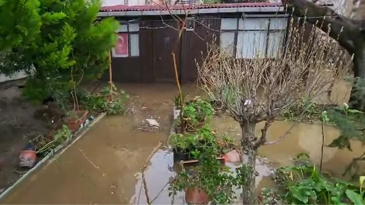 Fırtına kıyıya vurdu! Dev dalgalar sahil yolunu kapattı