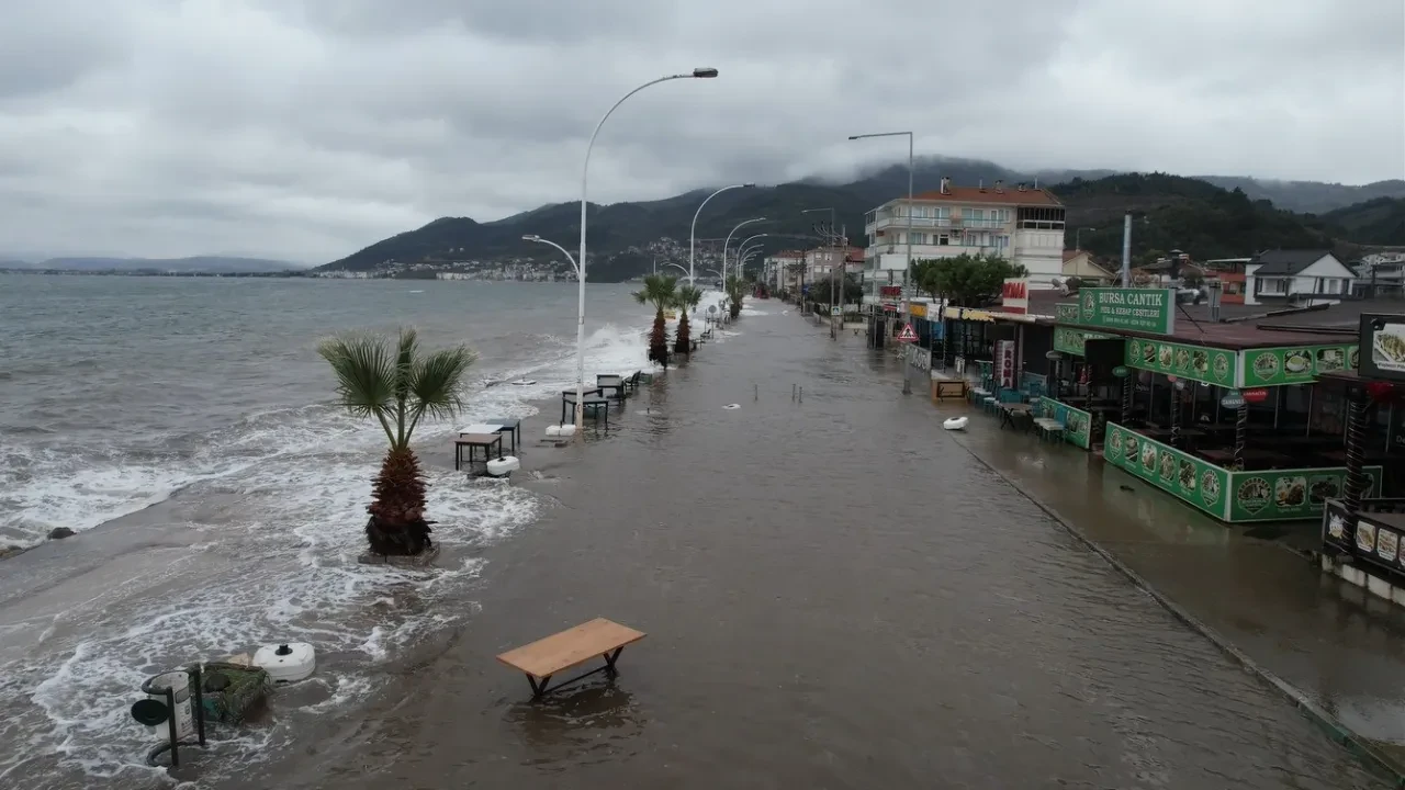 Gemlik'te sahil yolu sular altında kaldı! Gelgit nedeniyle deniz taştı