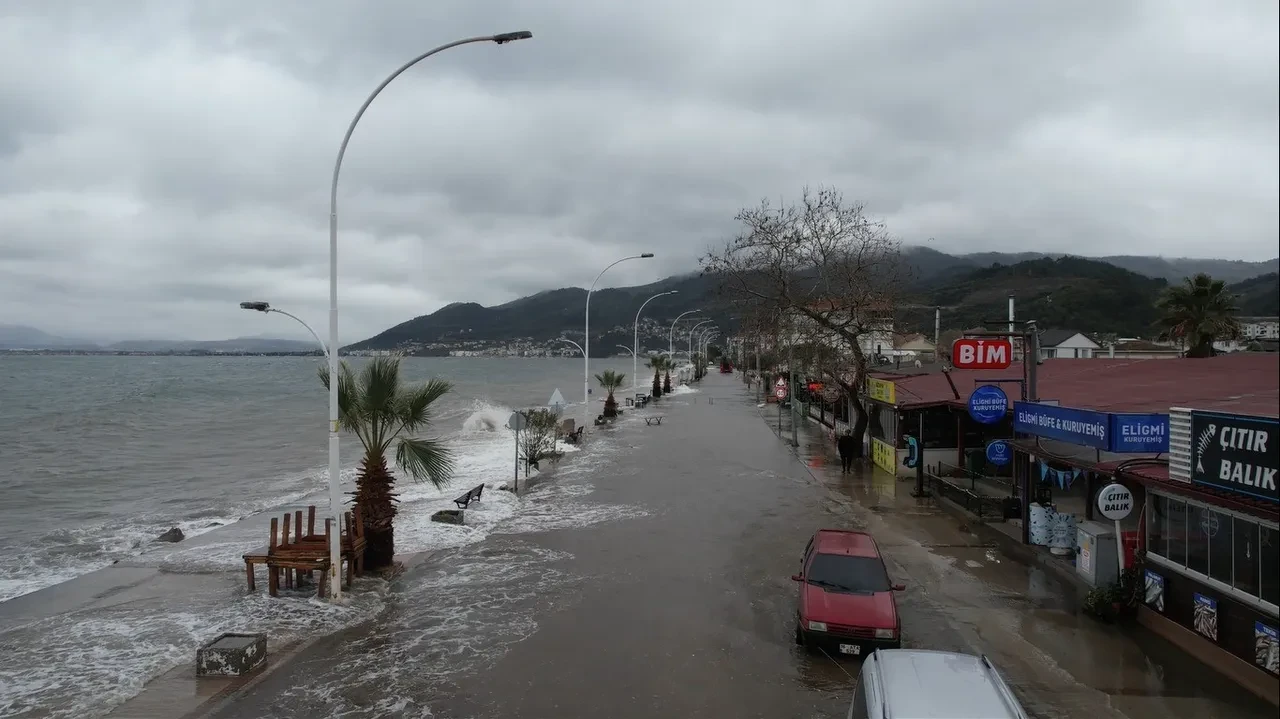 Gemlik'te sahil yolu sular altında kaldı! Gelgit nedeniyle deniz taştı