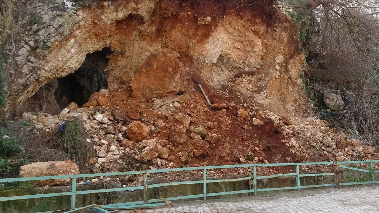 Hatay'da mahalleliyi şaşırtan olay! Heyelan sonucu evlerin altından gün yüzüne çıktı
