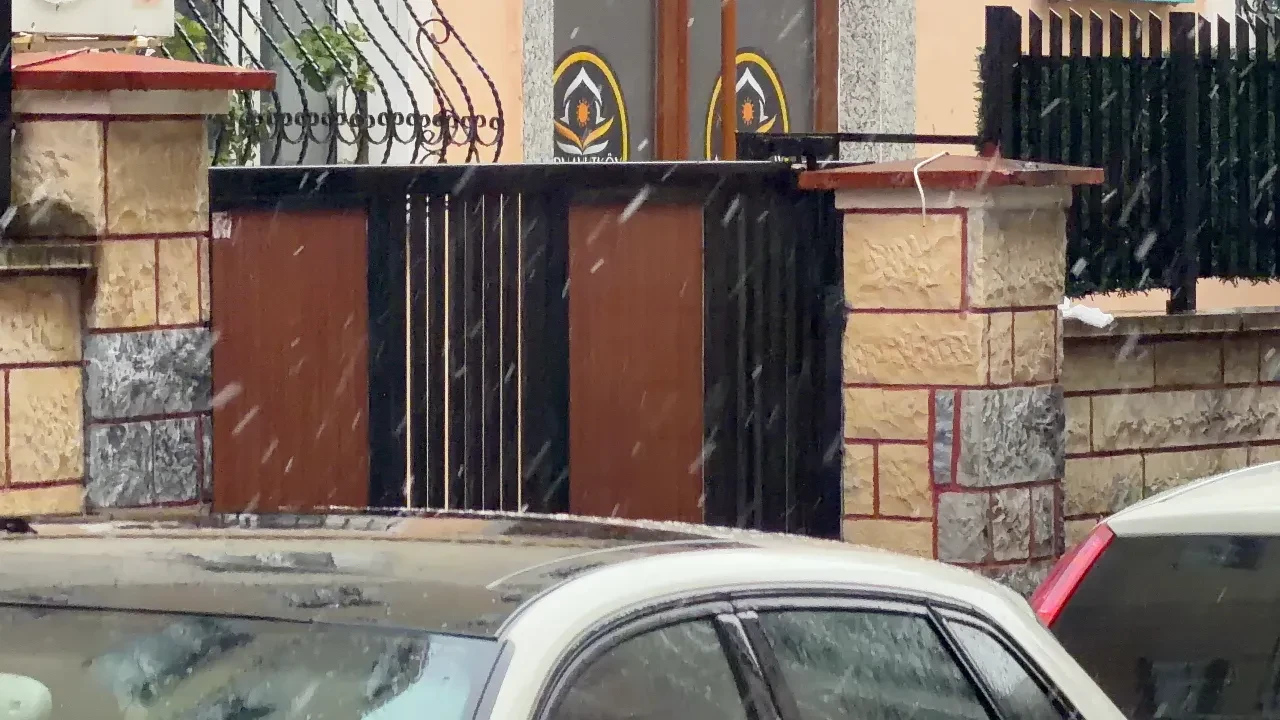 İstanbul'da kar yağışı etkili oluyor! Vatandaşlar hazırlıksız yakaland