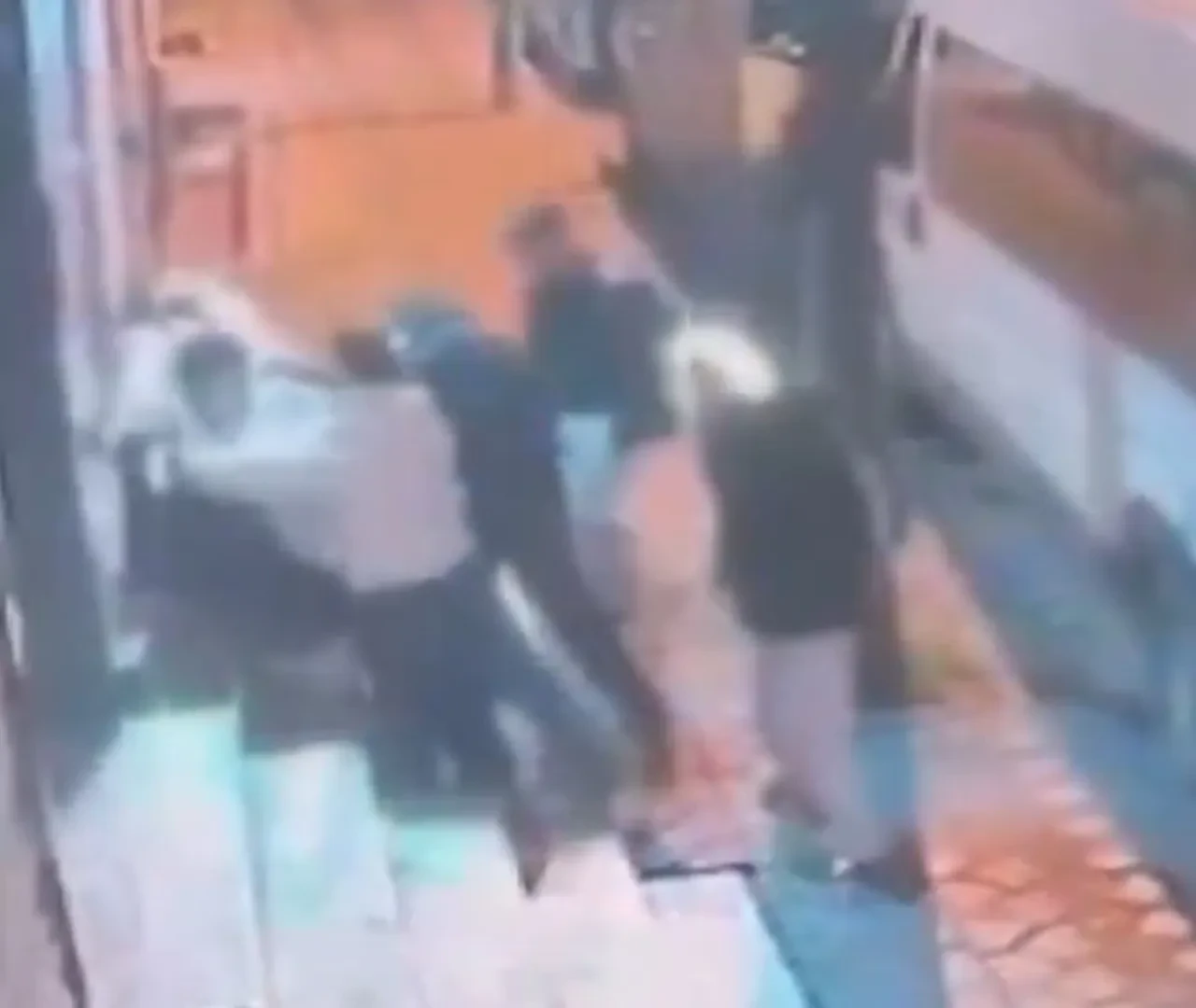 İstanbul'da sokak ortasında dehşet! Bıçak ve satırla saldırdılar