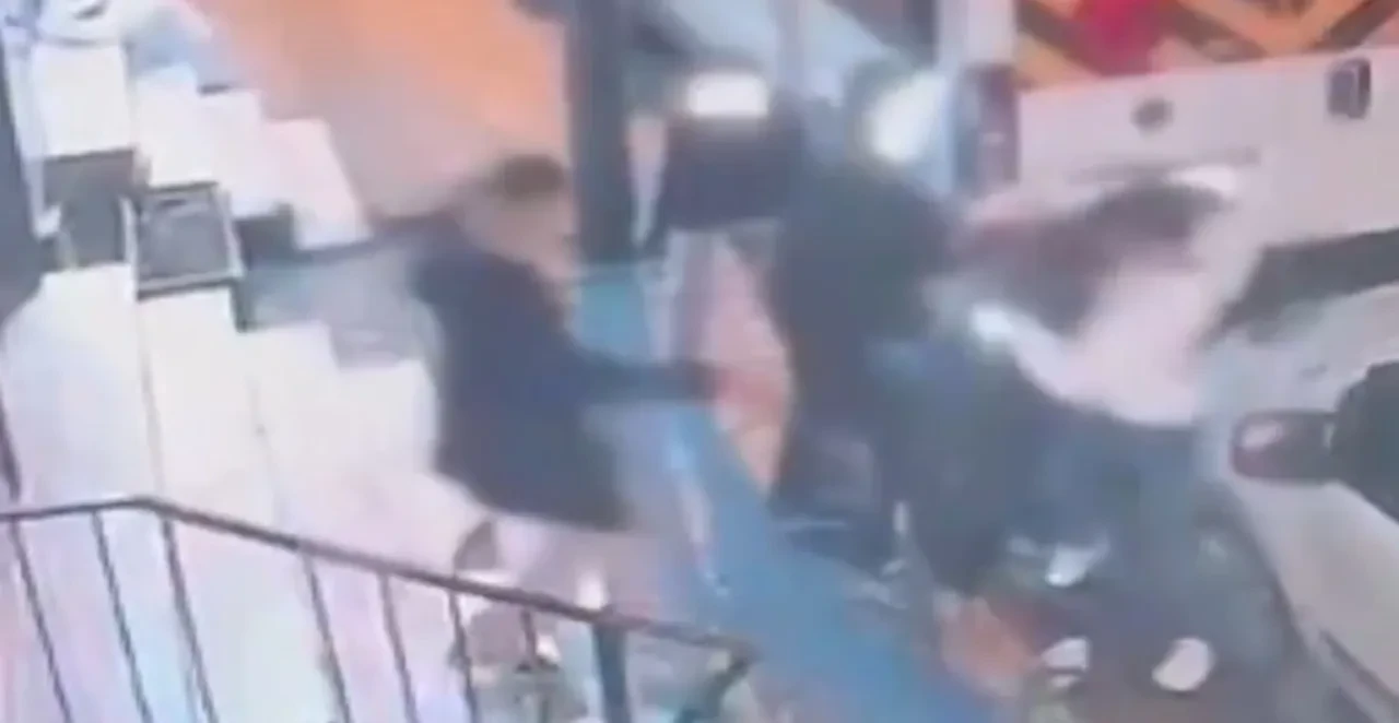 İstanbul'da sokak ortasında dehşet! Bıçak ve satırla saldırdılar