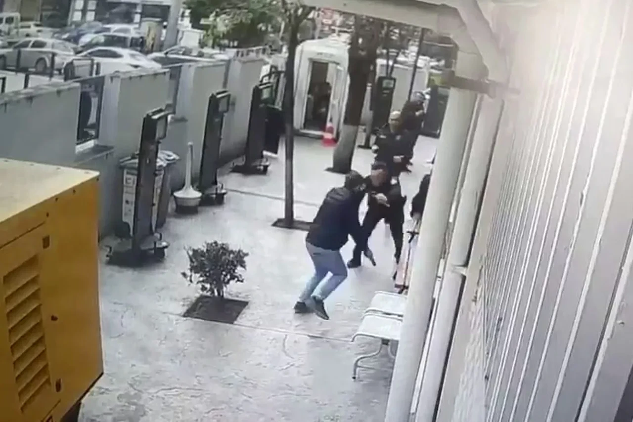 Karakoldaki dehşetin görüntüsü ortaya çıktı! Polisin silahını zorla alıp intihar etti