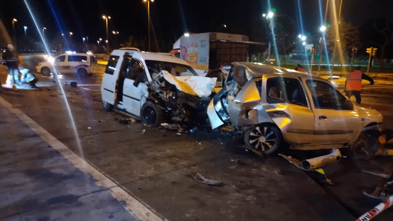 Kartal'da sahil yolunda kaza! Ortalık savaş alanına döndü: 4 yaralı 