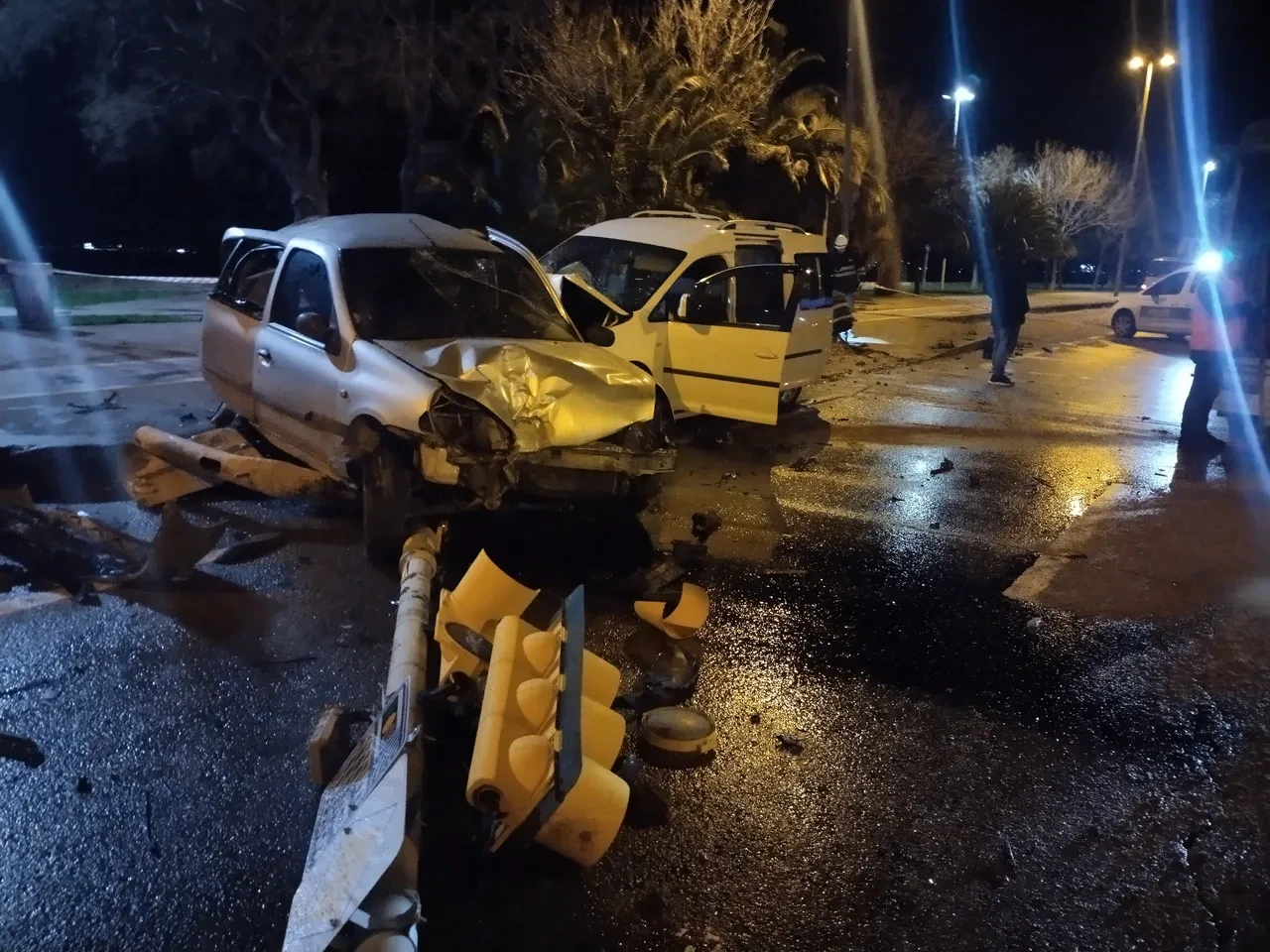 Kartal'da sahil yolunda kaza! Ortalık savaş alanına döndü: 4 yaralı 