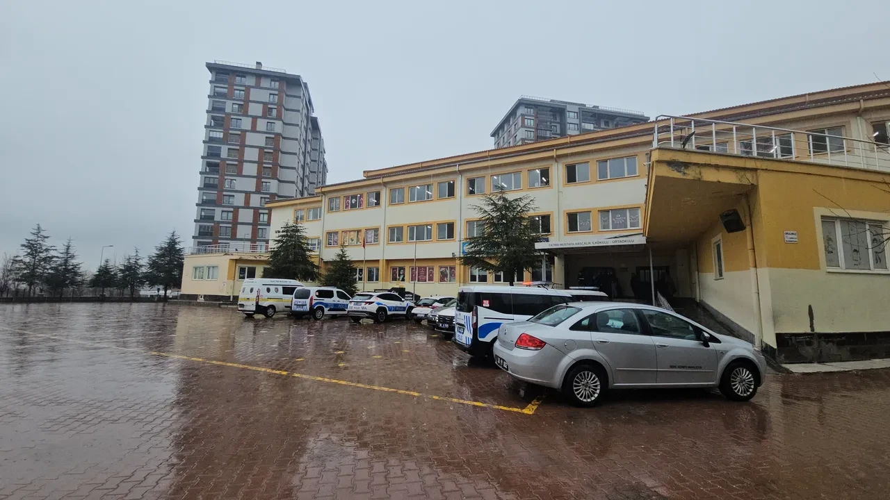 Ortaokulda bıçaklı kavga dehşeti! Öğrenci tedavi altına alındı