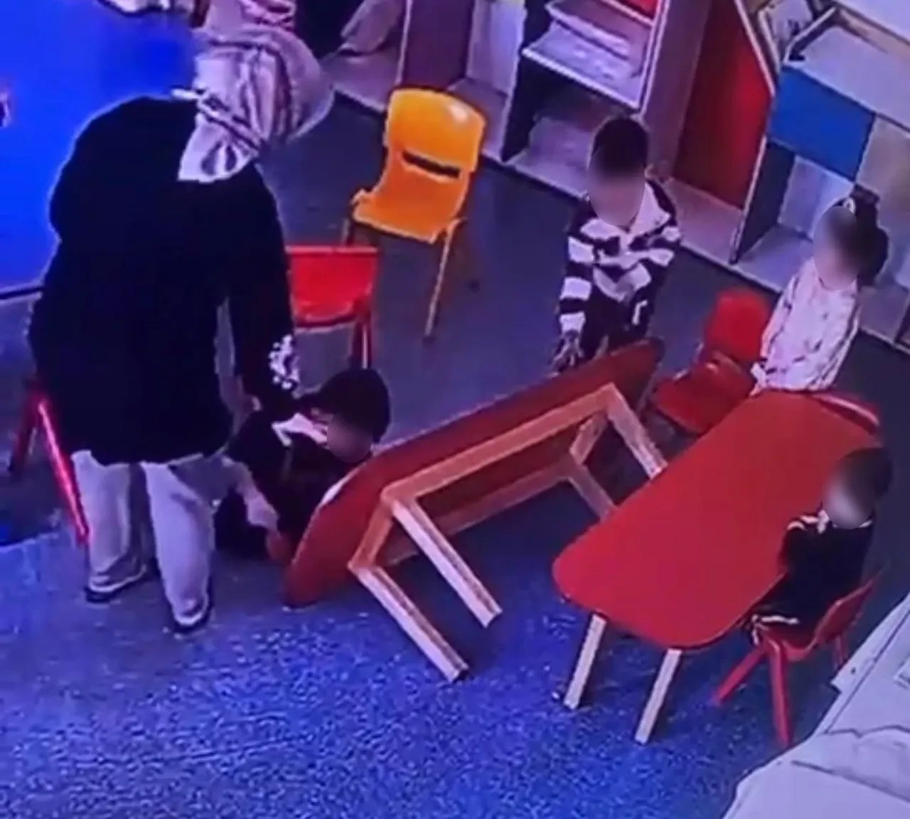 Özel okulda dehşet! Masa küçük çocuğun üzerine devrildi: Parmakları bu hale geldi 