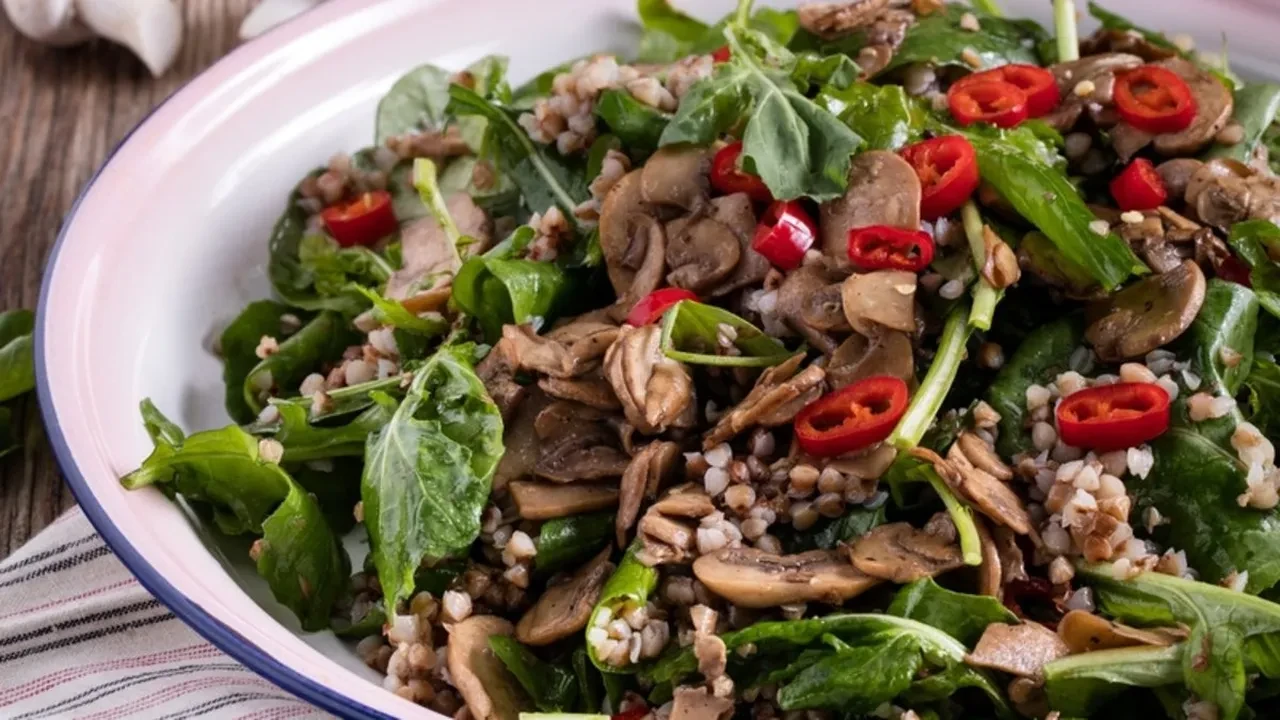 Ramazanda zayıflamak isteyenler için! 2026 iftara özel karabuğday salatası tarifi