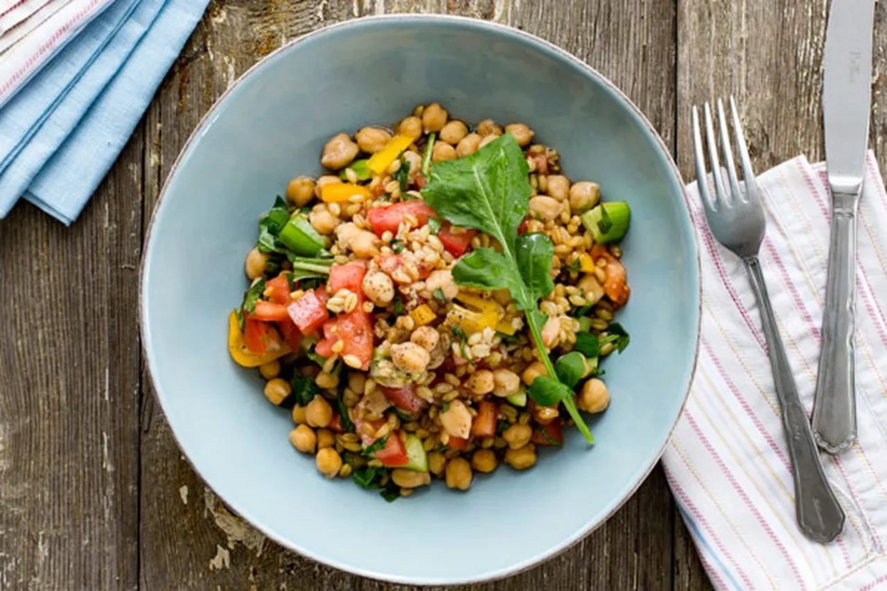 Ramazanda zayıflamak isteyenler için! 2026 iftara özel karabuğday salatası tarifi