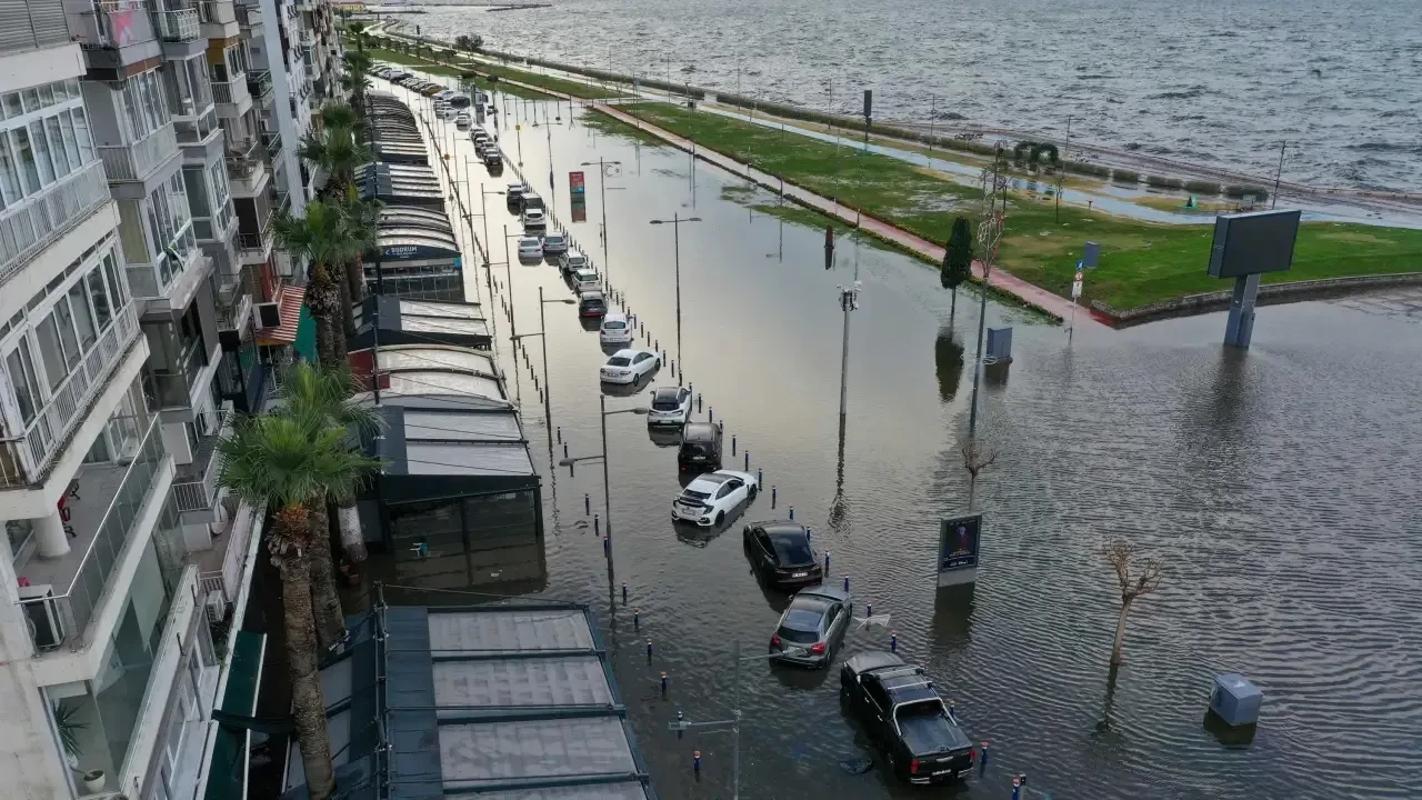 Sağanak yağış sele dönüştü! 3 kent sular altında kaldı: Vatandaşlar tedbiren tahliye edildi