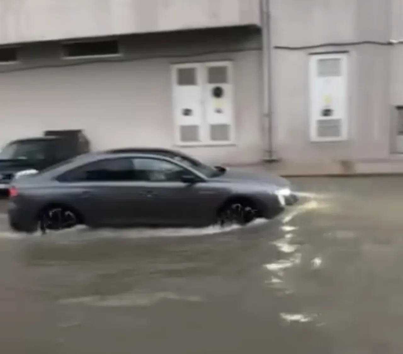 Sağanak yağış sele dönüştü! 3 kent sular altında kaldı: Vatandaşlar tedbiren tahliye edildi