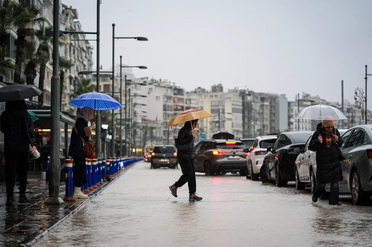 Sağanak yağış sele dönüştü! 3 kent sular altında kaldı: Vatandaşlar tedbiren tahliye edildi