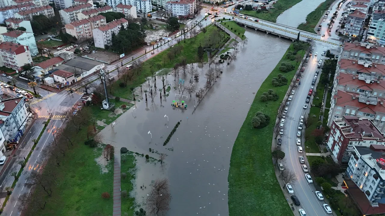 Sağanak yağış sele dönüştü! 3 kent sular altında kaldı: Vatandaşlar tedbiren tahliye edildi