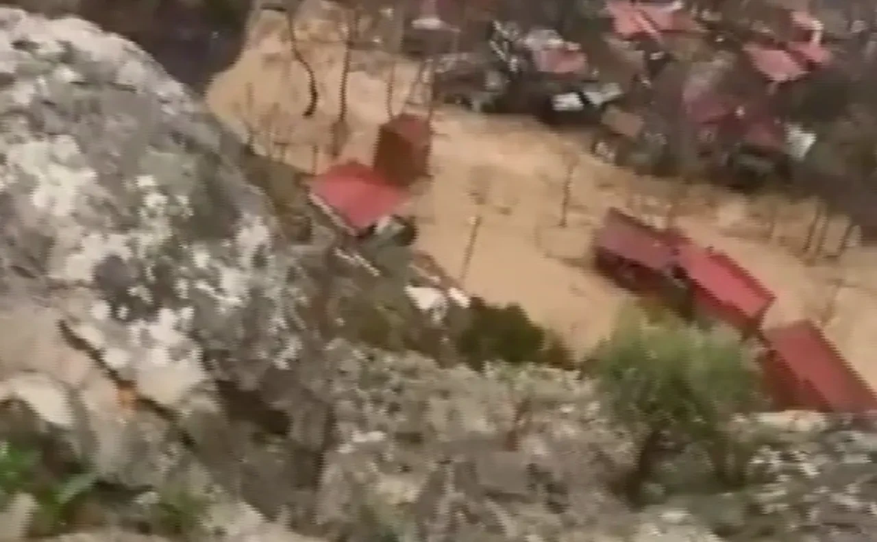 Sel suları mahalleyi yuttu! O anlar anbean kaydedildi