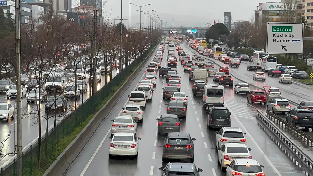 Sulu kar ve akşam saati birleşti, İstanbul trafiği kilitlendi