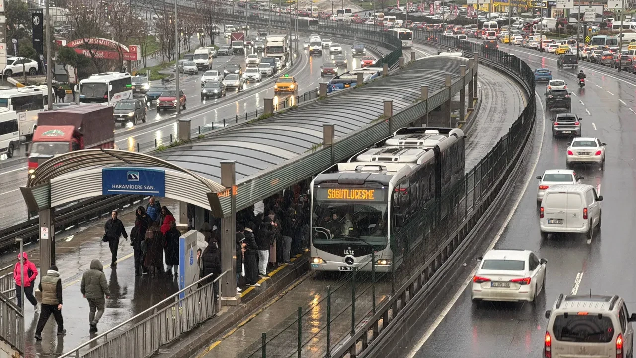 Sulu kar ve akşam saati birleşti, İstanbul trafiği kilitlendi