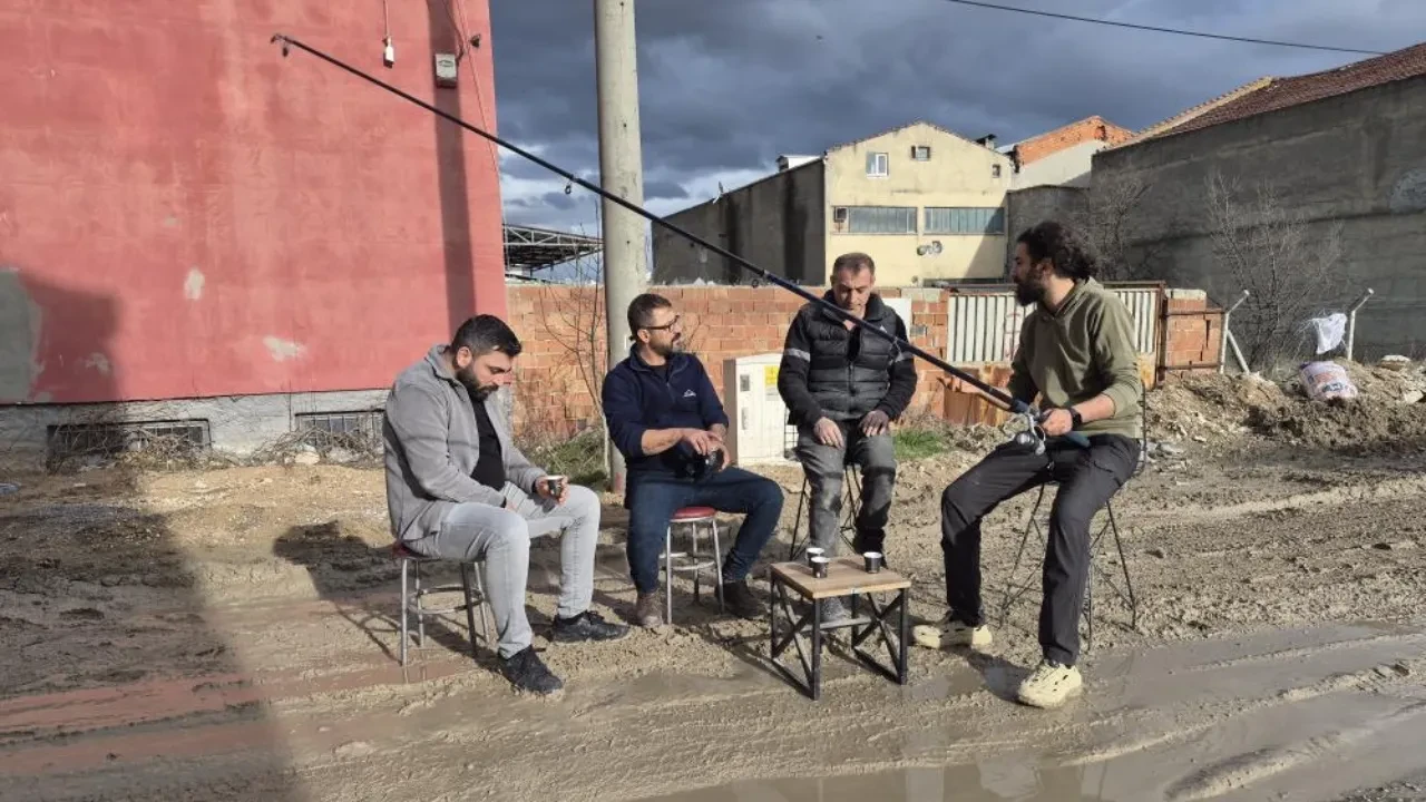 Sürekli göle dönen sokakta balık tuttu! 