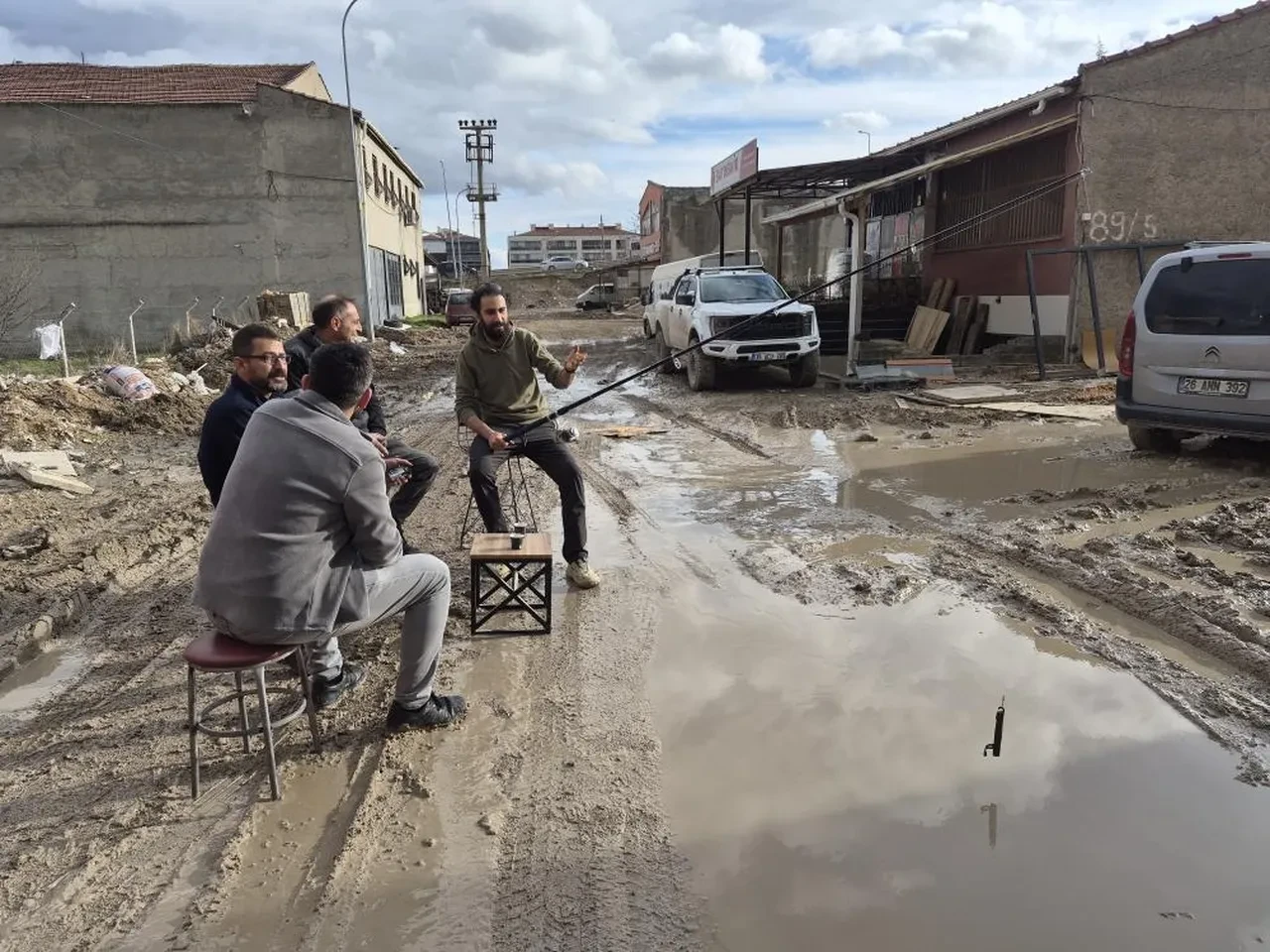 Sürekli göle dönen sokakta balık tuttu! 