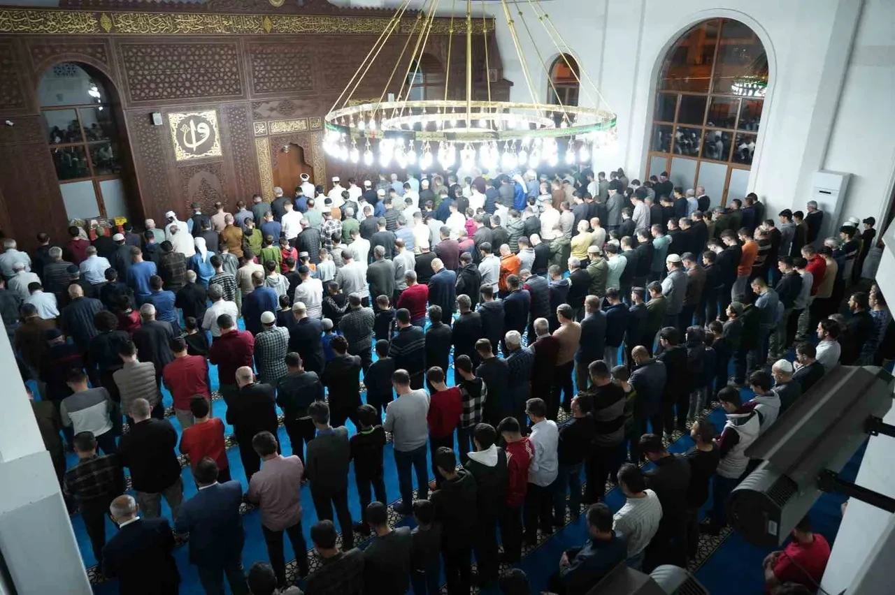 Teravih namazı ne kadar sürer, kaç dakika? İlk teravih namazı bu gece kılınacak