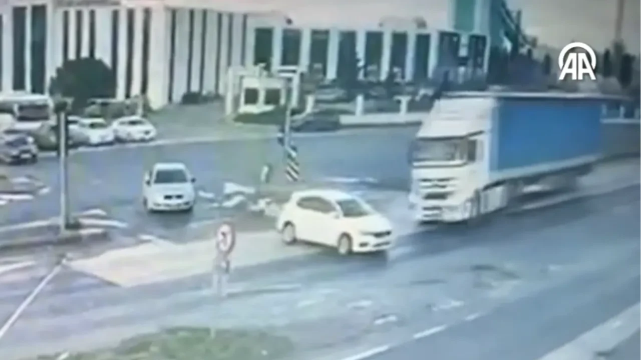 Tır, otomobili metrelerce sürükledi! Korkunç kaza güvenlik kamerasında