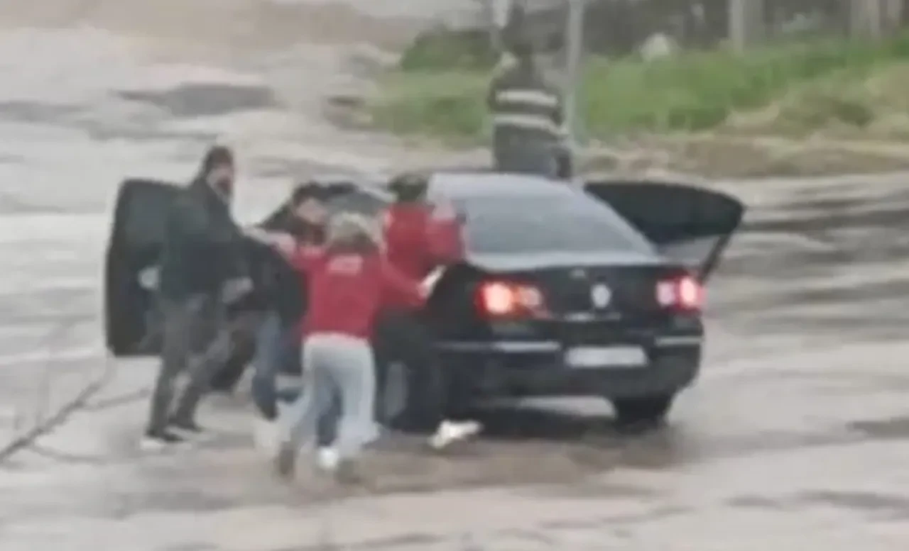 Trafikte yaşadığı kavgada sopa kullanan kadın yürekleri ağza getirdi! O anlar kamerada