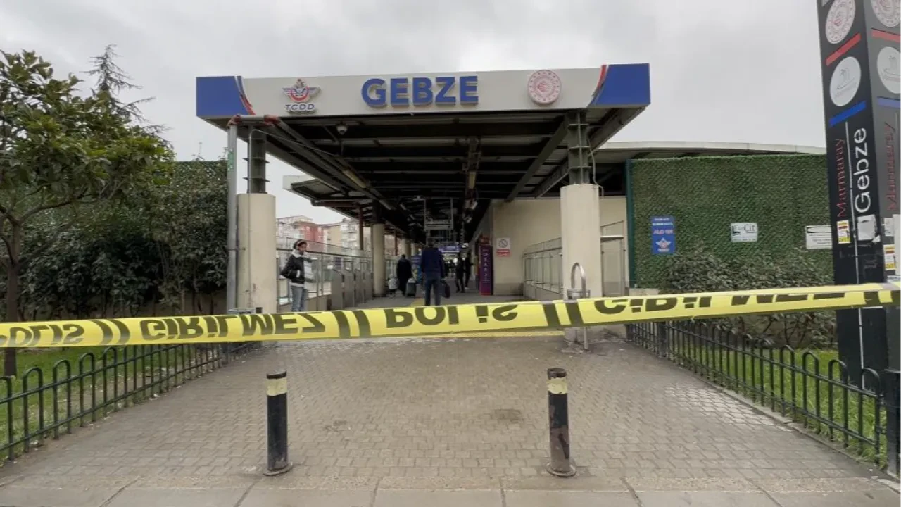 Tren istasyonunda dehşet! Herkesin gözü önünde genç kadını katletti